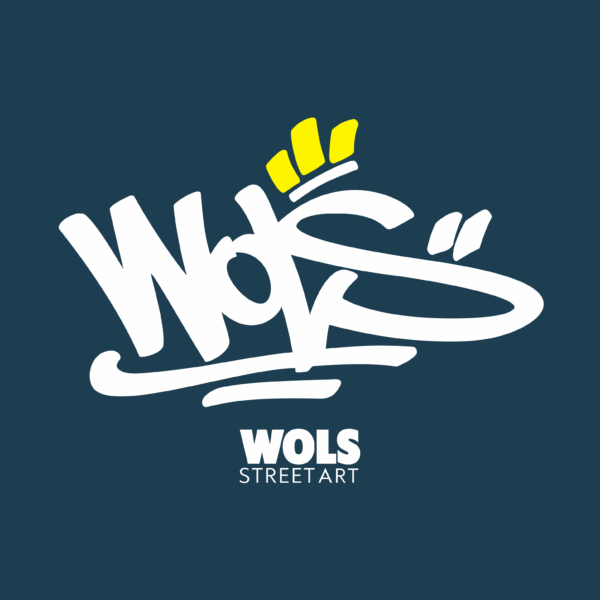 Logo combiné WOLS en lettrage graffiti blanc avec couronne jaune sur fond bleu foncé.