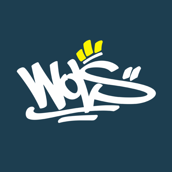 Logotype graffiti WOLS blanc et jaune sur fond bleu foncé.