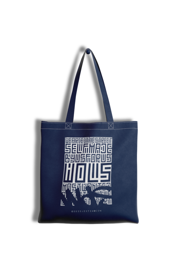 Face 2 d'un tote bag bleu avec visuel graphique type Kufic.