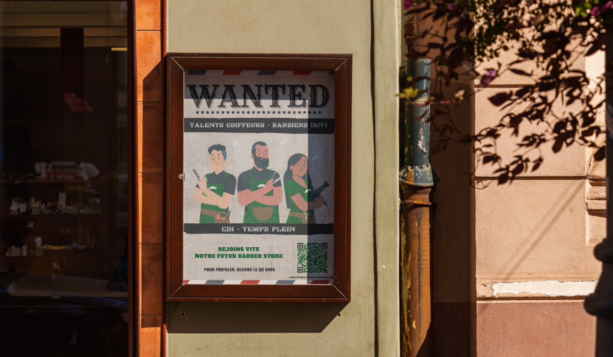 Affiche offre d'emploi barber shop dans armoire vitrée.