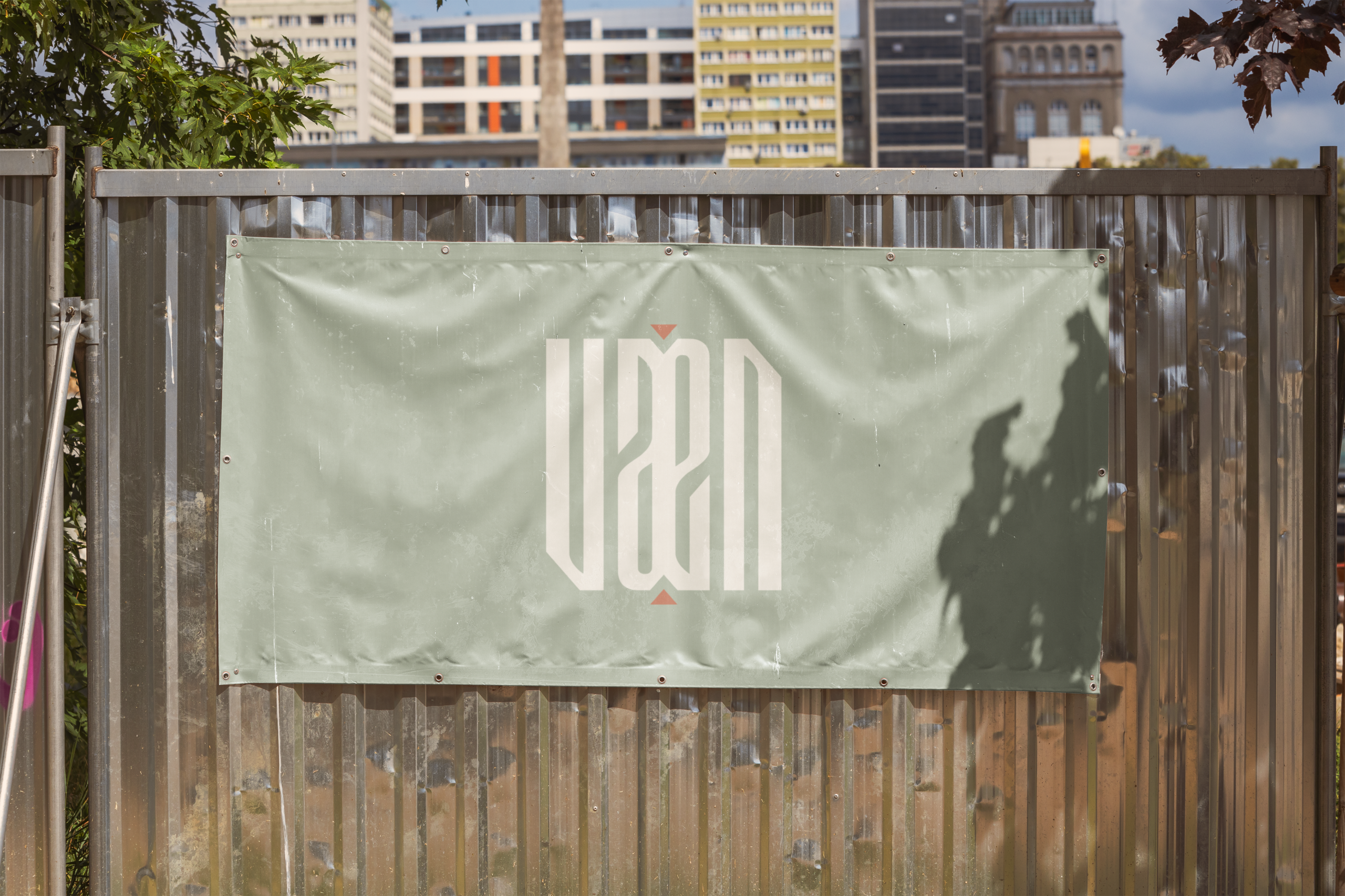 Bâche publicitaire VAEN sur palissade en métal.