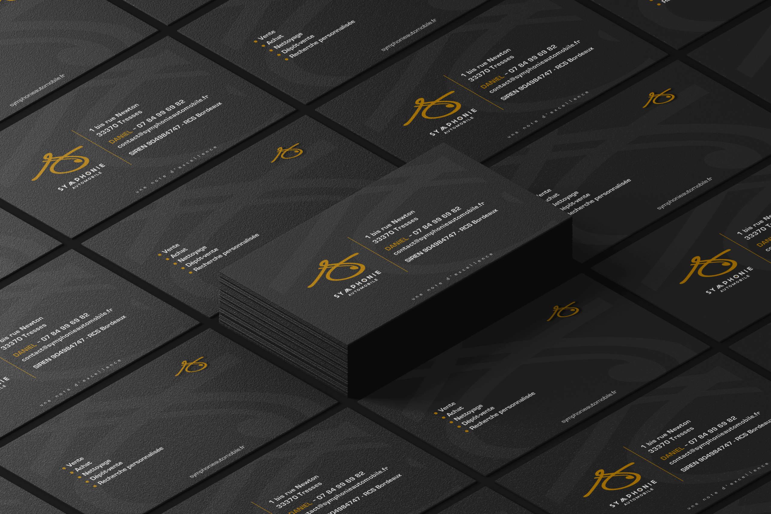 Carte de visite de Symphonie Automobile, négociant automobile à Tresses, avec logo stylisé doré, coordonnées et slogan "une note d'excellence"