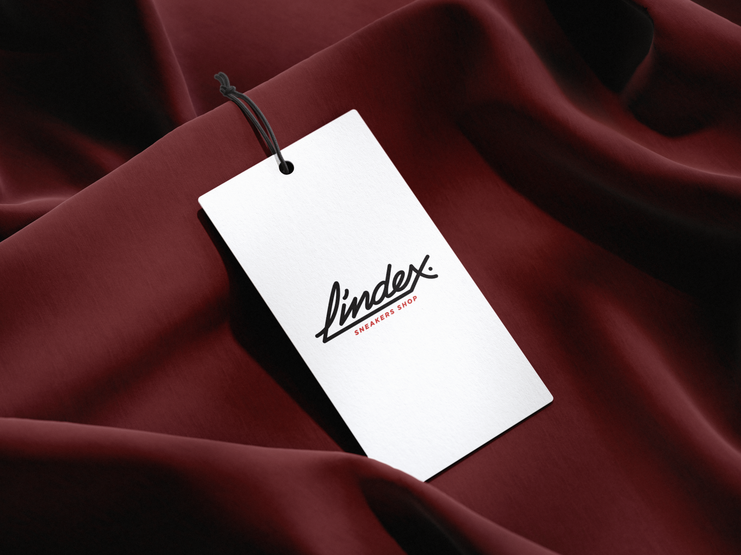 Recto d'une étiquette de suspension blanche apposée du logo L'INDEX SHOP.