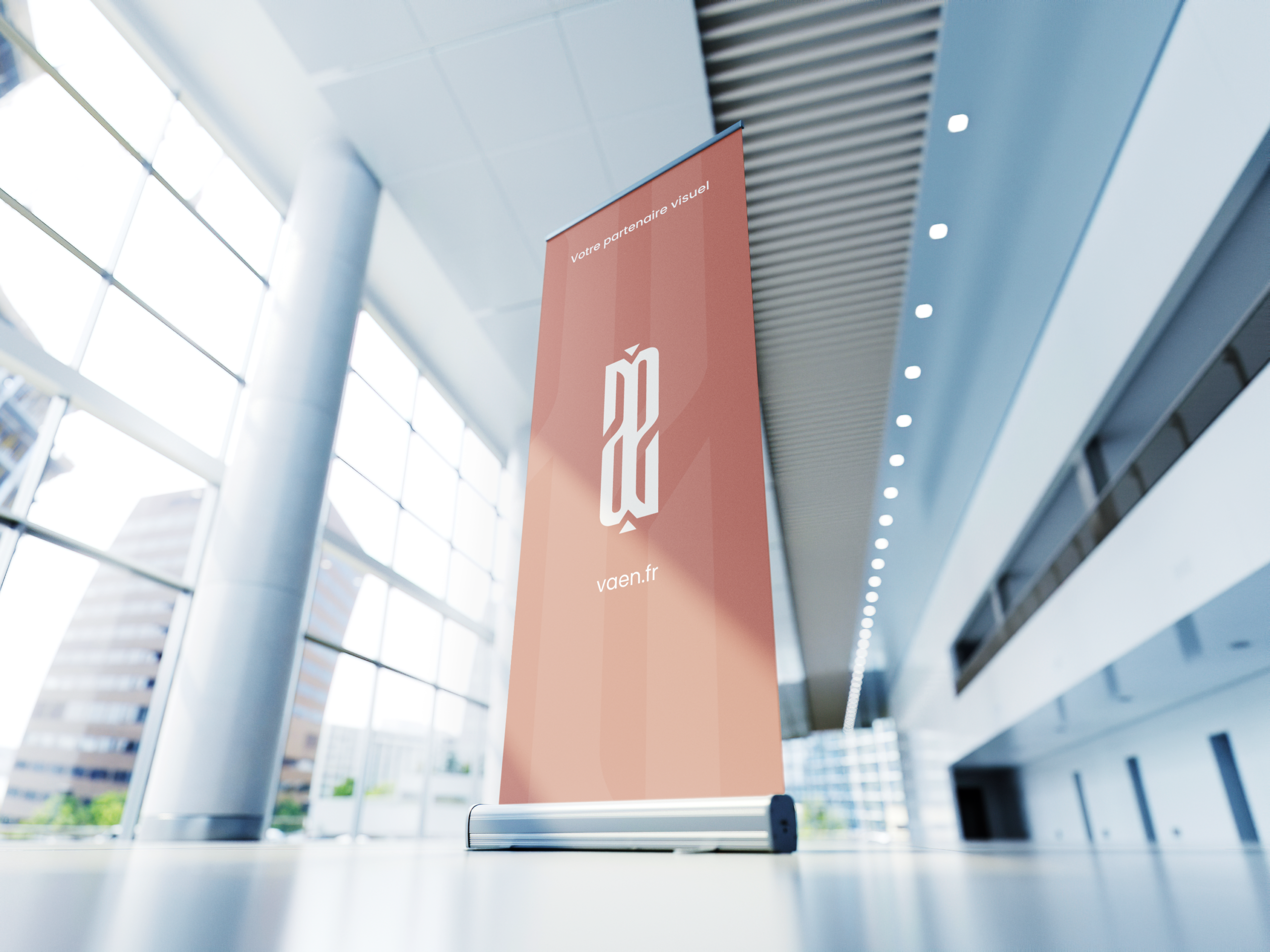 Kakémono roll-up VAEN avec icône de marque et adresse site web.