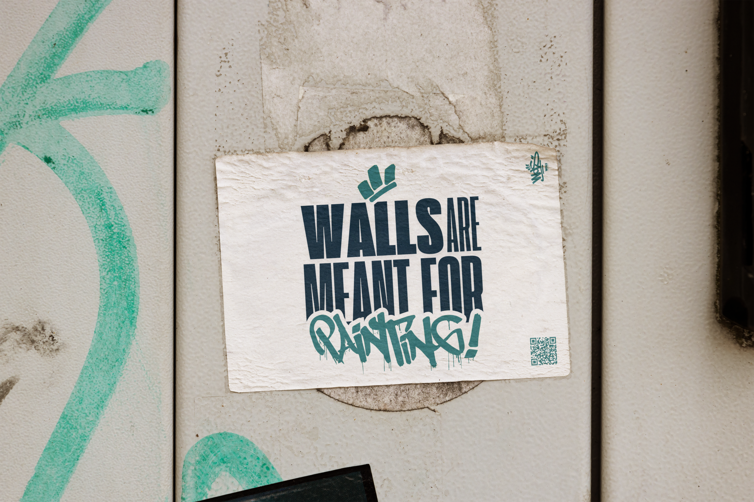 Sticker blanc WOLS avec slogan "Walls are meant for painting".